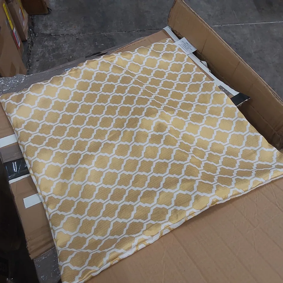 BOXED DAREECE COTSWOLD CUSHION COVERS WITH FILLER PADS - SET OF 4