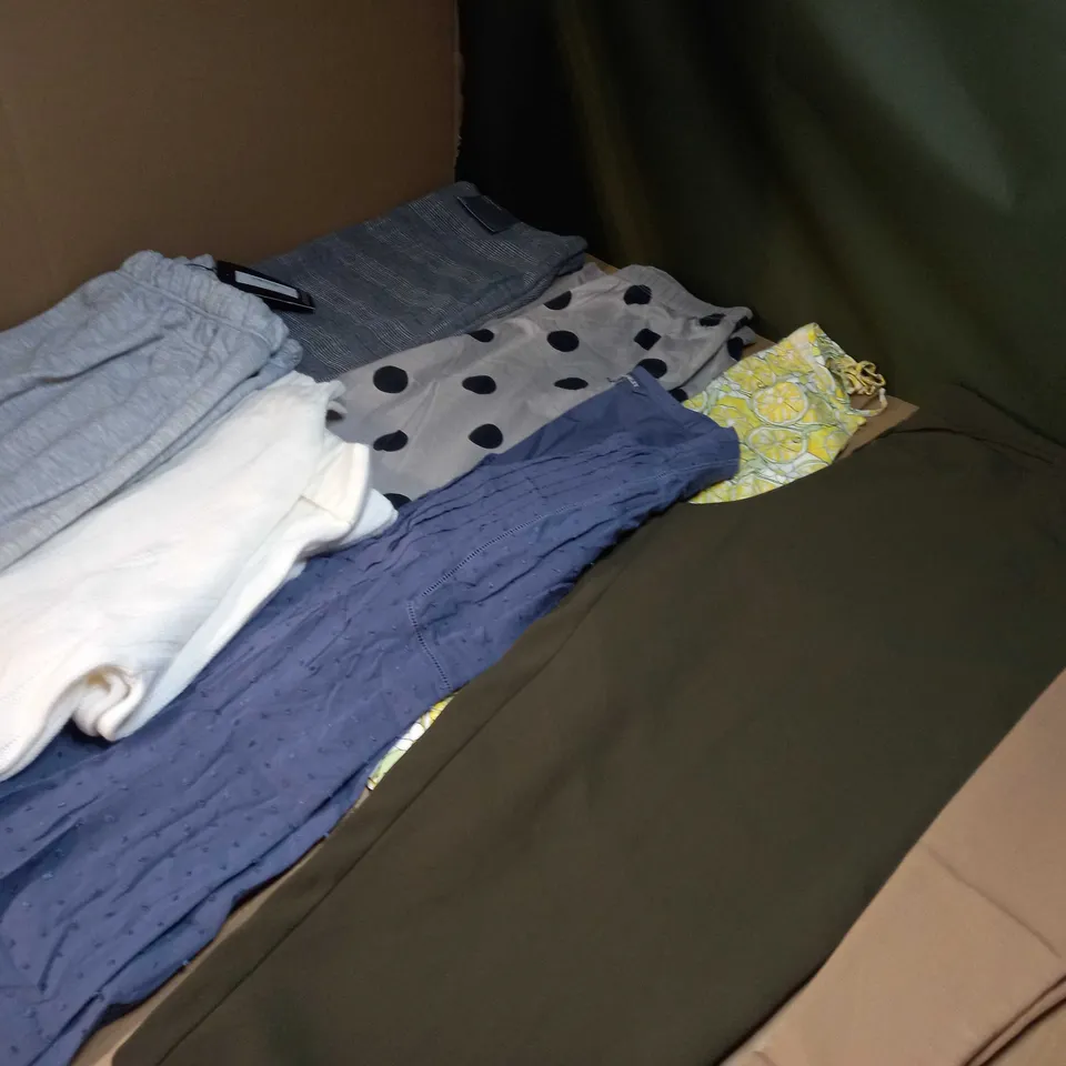 LOT OF APPROX 25 ASSORTED CLOTHING ITEMS VARYING IN SIZE/COLOUR/STYLE TO INCLUDE: TROUSERS, TOPS, DRESSES