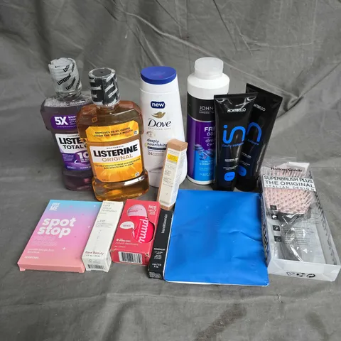 APPROXIMATELY 20 ASSORTED HEALTH & BEAUTY PRODUCTS TO INCLUDE - LISTERINE MOUTHWASH - GIVE ME SPOT STOP PATCHES - RARE BEAUTY LIGHT TINTED MOISTURISER - ETC