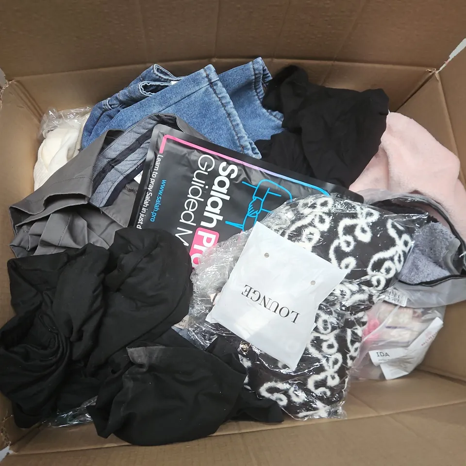 APPROXIMATELY 25 ASSORTED CLOTHING ITEMS IN VARIOUS SIZES, STYLES & COLOURS TO INCLUDE BRANDS SUCH AS LOUNGE, NEXT, CUPCAKES AND CASHMERE, ETC - COLLECTION ONLY