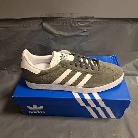 BOXED PAIR OF ADIDAS GAZELLE SHOES IN WHITE/GREY SIZE UK 9