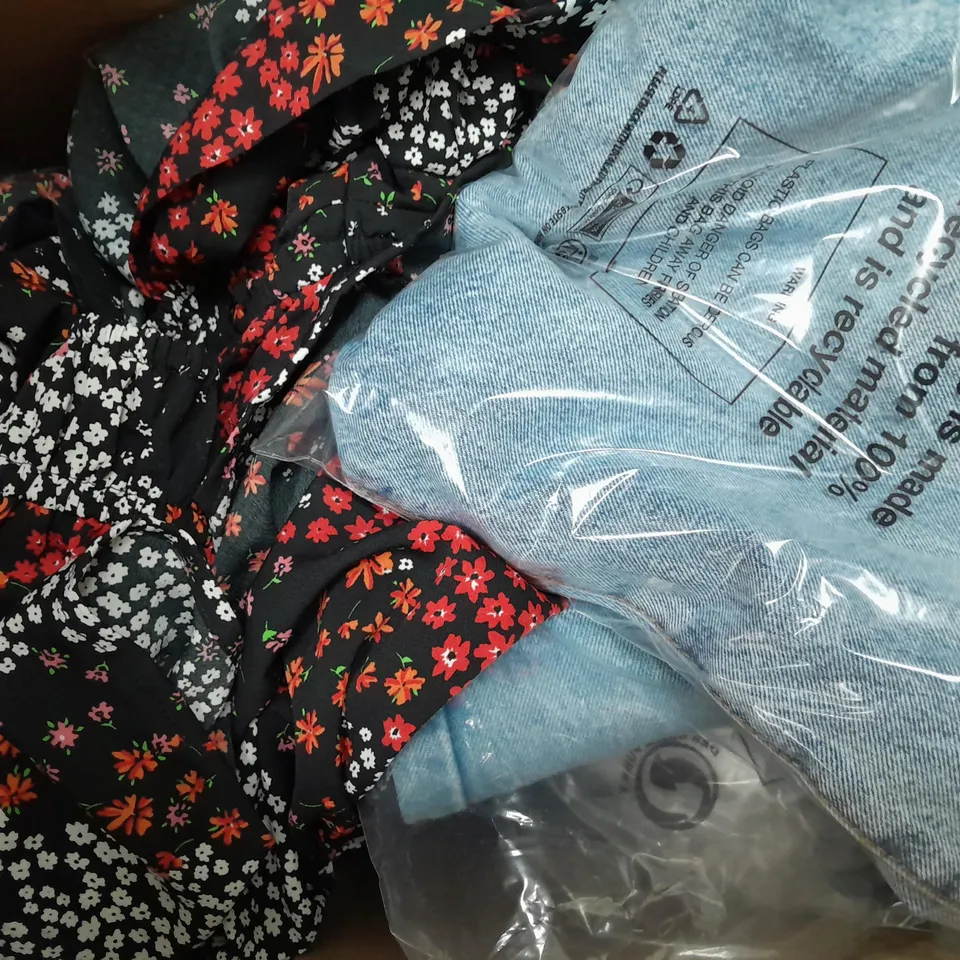 APPROXIMATELY 15 ASSORTED CLOTHING ITEMS TO INCLUDE ASOS BUTTON CARDIGAN SIZE L,  COTTON ON PIGMENT DYED OVERSIZED CREW SWEATER IN FADED SLATE SIZE M, COTTON ON DAD SHIRT IN BLACK SIZE M