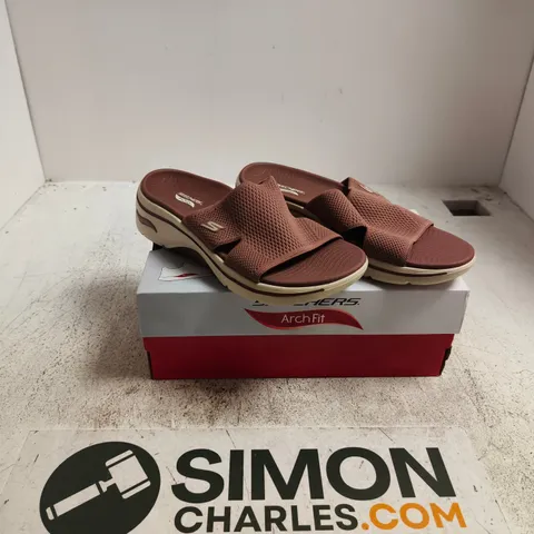 SKECHERS ARCH FIT SANDALS – BROWN, SLIP-ON BOXED UK 6