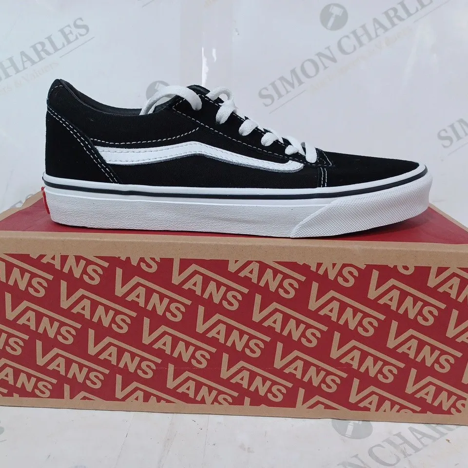 BOXED PAIR OF VANS WARD SUEDE/CANVAS SHOES IN BLACK/WHITE UK SIZE 4