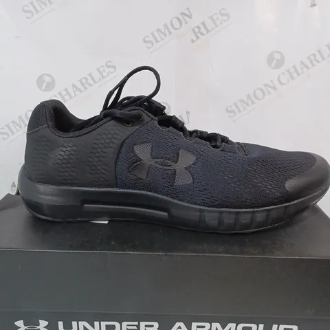 BOXED PAIR OF UNDER ARMOUR TRAINERS IN BLACK UK SIZE 10
