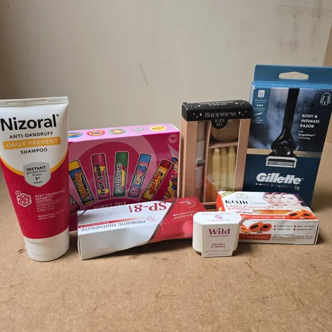 APPROXIMATELY 15 ASSORTED HEALTH & BEAUTY PRODUCTS TO INCLUDE NIZORAL, GILLETTE RAZOR, BARRATT LIP BALM COLLECTION, ETC - COLLECTION ONLY