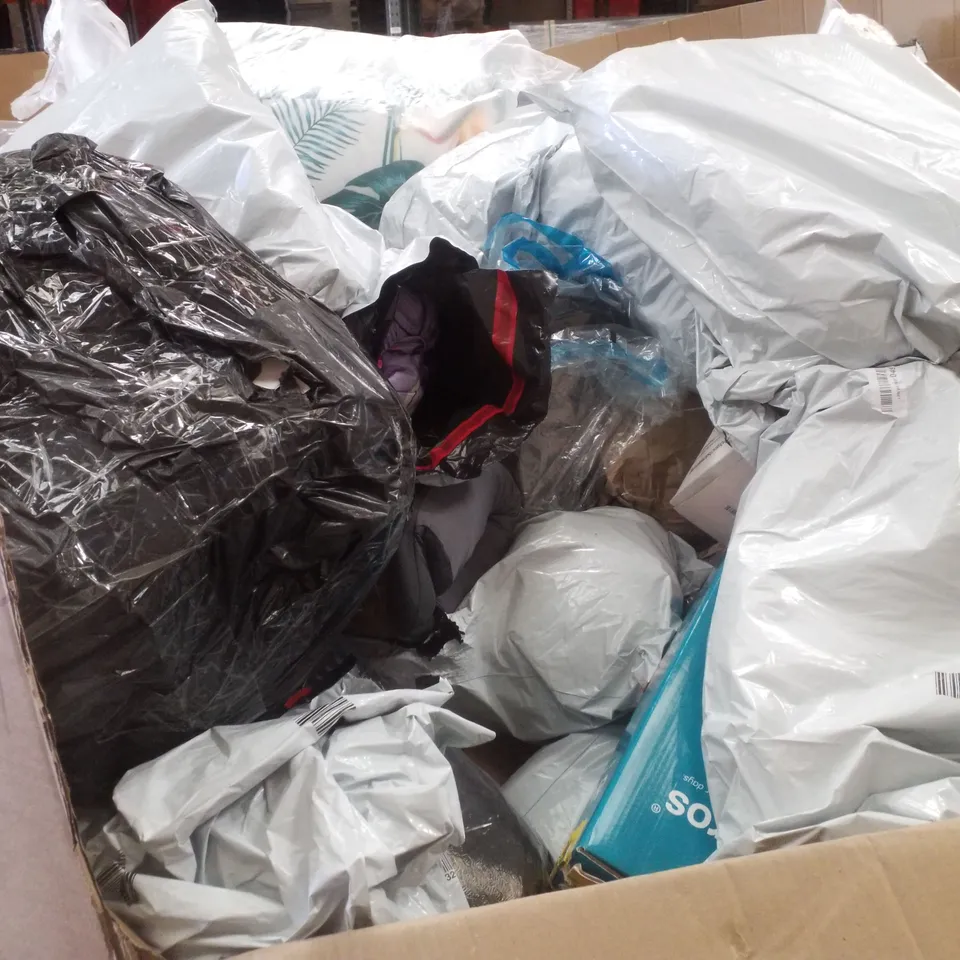 PALLET CONTAINING ASSORTED PILLOWS & CUSHIONS