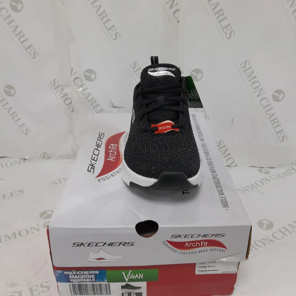 BOXED PAIR OF SKECHERS GLEE FOR ALL TRAINERS IN BLACK/WHITE UK SIZE 5.5
