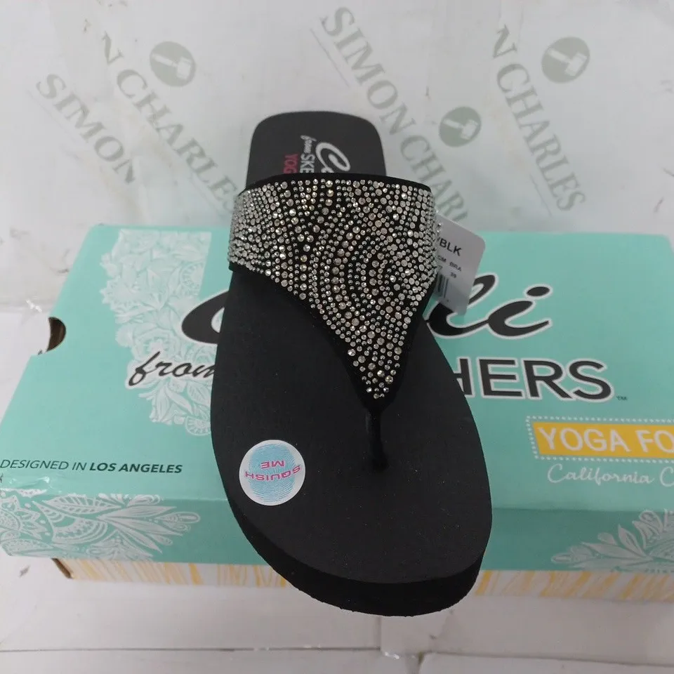 BOXED PAIR OF CALI FROM SKETCHERS YOGA FOAM STONE CANDY IN BLACK - UK 7