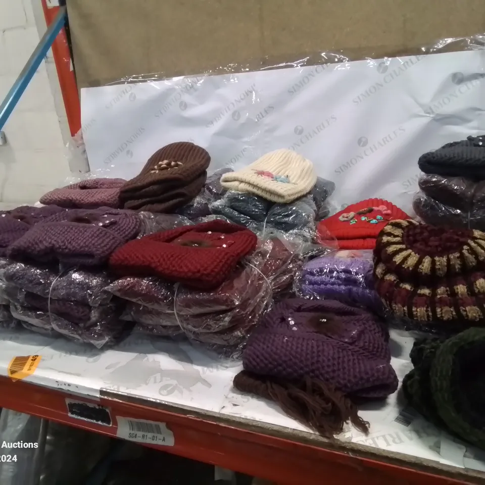 LOT CONTAINING LARGE AMOUNT OF BAGGED WOOLEN HATS IN VARIOUS COLOURS AND DESIGNS 