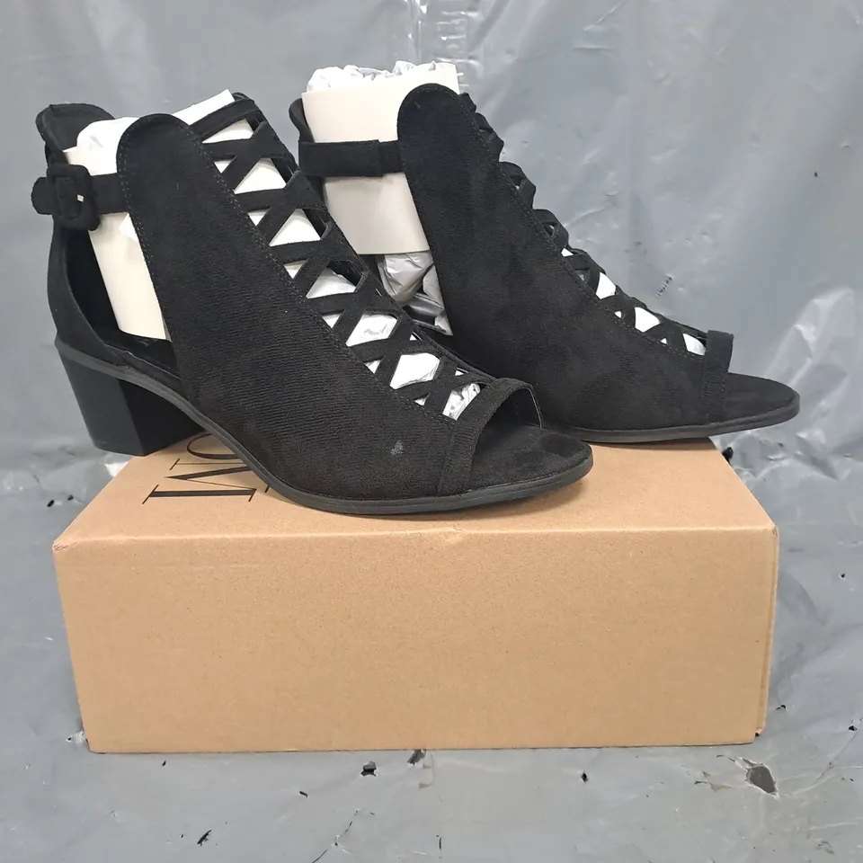 BOXED PAIR OF WHERE'S THAT FROM PEEP TOE LOW BLOCK HEEL SHOES IN BLACK SIZE UK 8