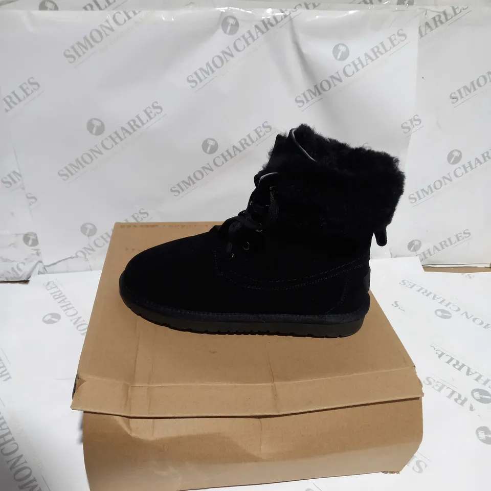 BOXED BONOVA SHEEP SKIN FUR CUFF BLACK BOOTS - SIZE 6