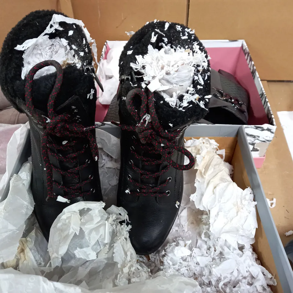 5 ASSORTED PAIRS OF SHOES