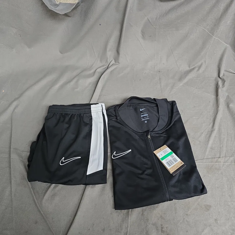 NIKE TRACKSUIT SET – BLACK ZIP-FRONT JACKET WITH WHITE SWOOSH & MATCHING TROUSERS (MEN'S XL)