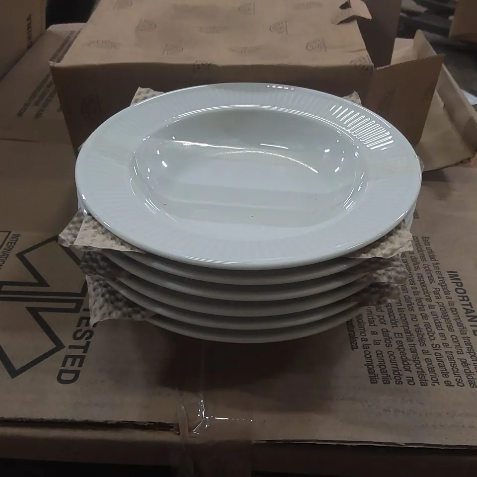 BOX CONTAINING APPROXIMATELY 6x BRAND NEW PILLIVUYT PLISSÉ DEEP PLATES Ø22CM