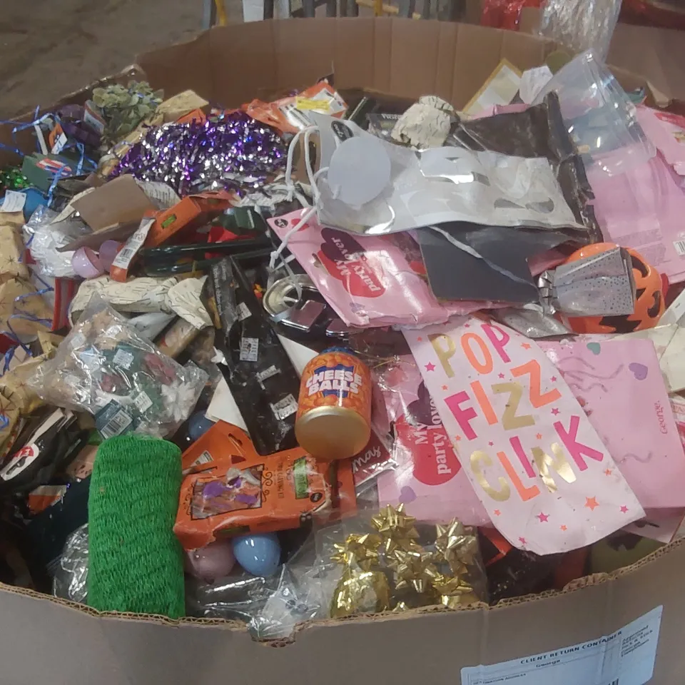 PALLET CONTAINING A VERY LARGE QUANTITY OF ASSORTED LOOSE PARTY ITEMS INCLUDING: GIFT BAGS, HALLOWEEN DECORATIONS, CHRISTMAS CRACKERS ECT