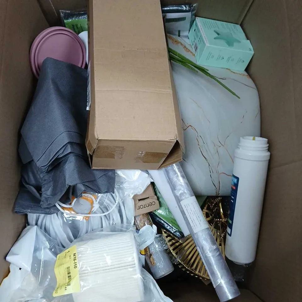 BOX CONTAINING A MIX OF APPROXIMATELY 20 ASSORTED ITEMS INCLUDING CLOTHING, FAUX PLANT, WALLPAPER ETC.