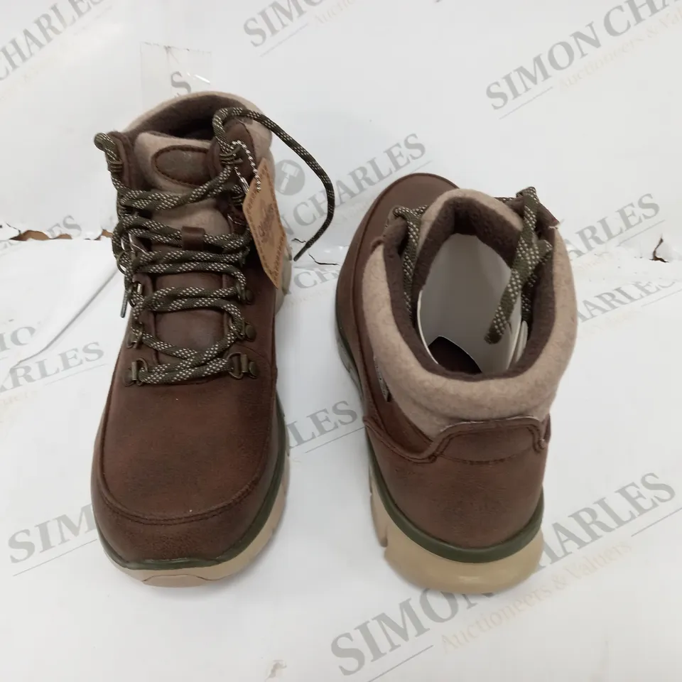 BOXED SKECHERS SYNERGY WARM TECH BOOTS, BROWN - SIZE 5.5