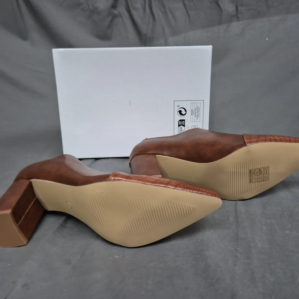 BOXED PAIR OF BROWN SLIP ON HEELS - SIZE 40