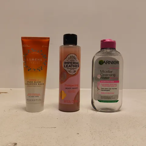 APPROXIMATELY 15 ASSORTED COSMETIC ITEMS INCLUDING VARIOUS MAKES AND BRANDS - COLLECTION ONLY