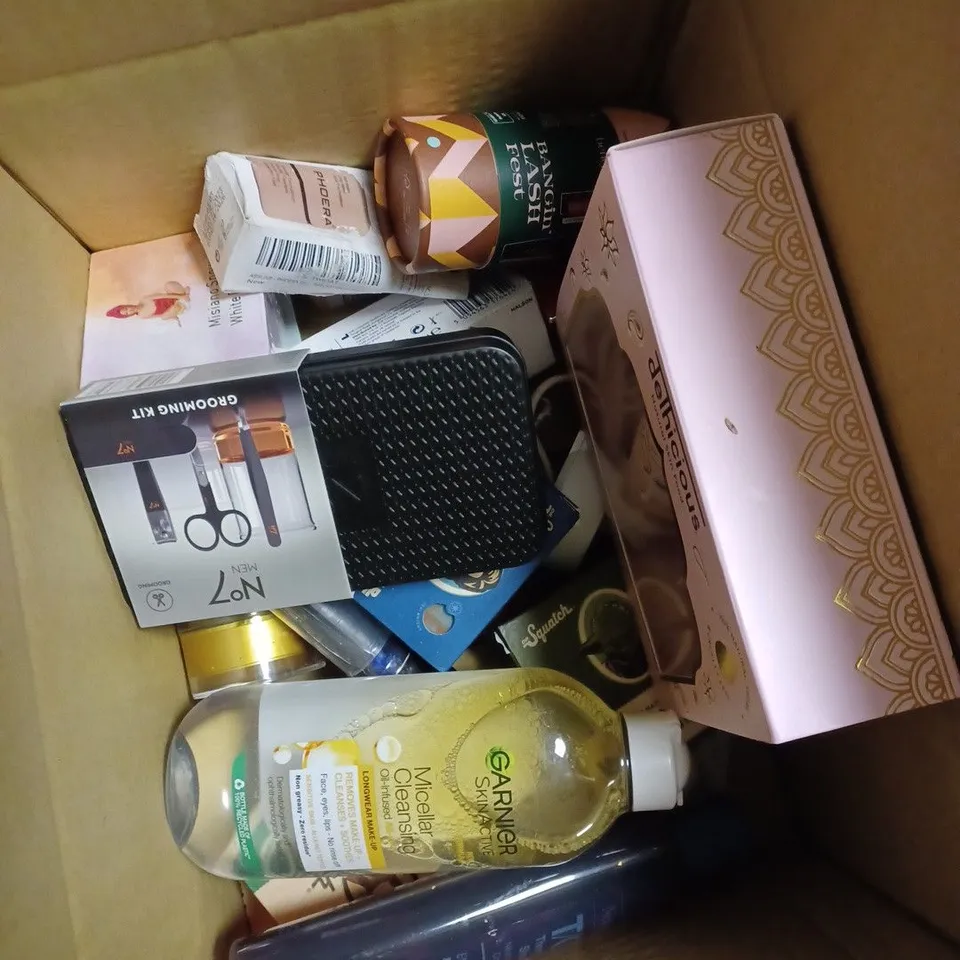 BOX OF APPROXIMATELY 15 ASSORTED COSMETIC ITEMS TO INCLUDE GARNIER CLEANSER, MURINE EYE DROPS, TGEL SHAMPOO ETC