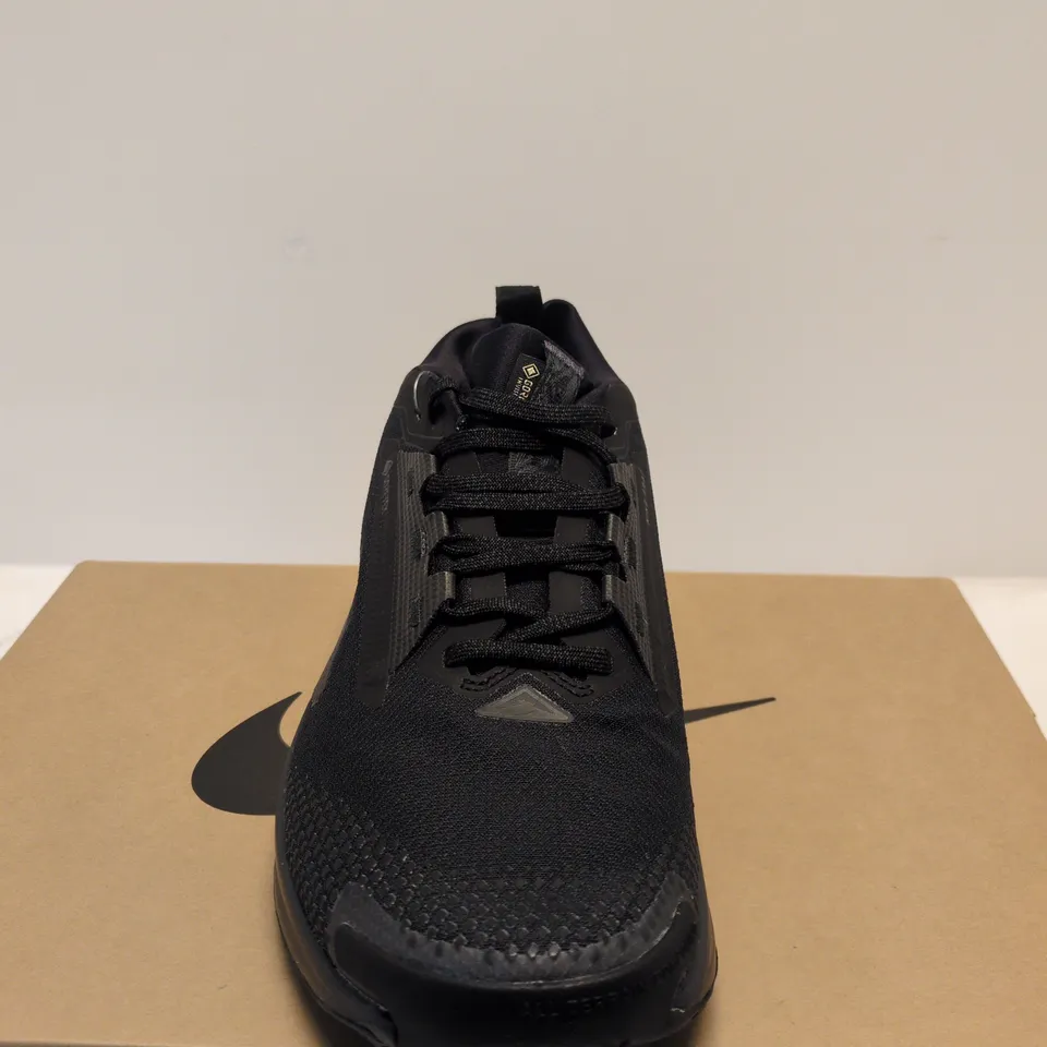 BOXED PAIR OF NIKE PEGASUS TRAIL 5 GTX – SIZE 7.5
