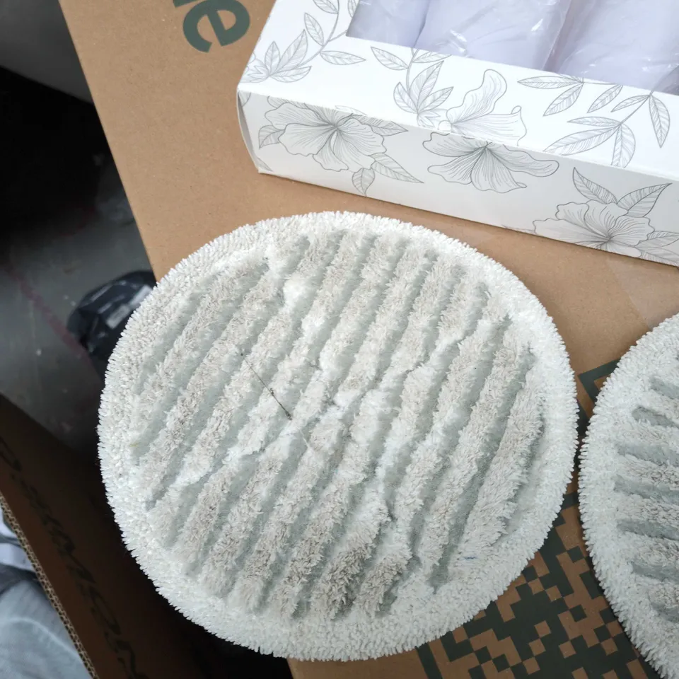 TWO WHITE ROUND BATH MATS WITH BOXED TOWEL SET INCLUDED IN A BOX OF ASSORTED HOUSE HOLD ITEMS. 