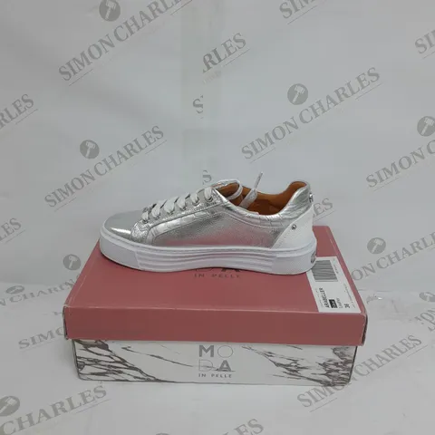 MODA LACE UP TRAINERS SIZE 3