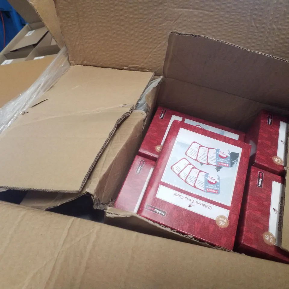 PALLET CONTAINING ASSORTED SEASONAL PRODUCTS & DECORATIONS INCLUDING MACHE HAUNTED HOUSES, HANGING TREE DECORATION & CHRISTMAS TRIVIA CARDS