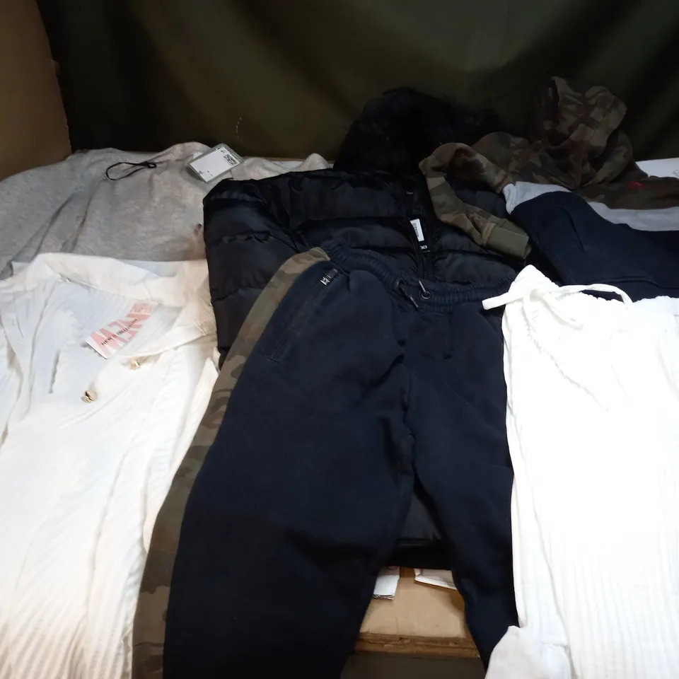 LARGE QUANTITY OF CLOTHING ITEMS TO INCLUDE DRESSES, SWEATERS, JEANS, T-SHIRTS, ETC