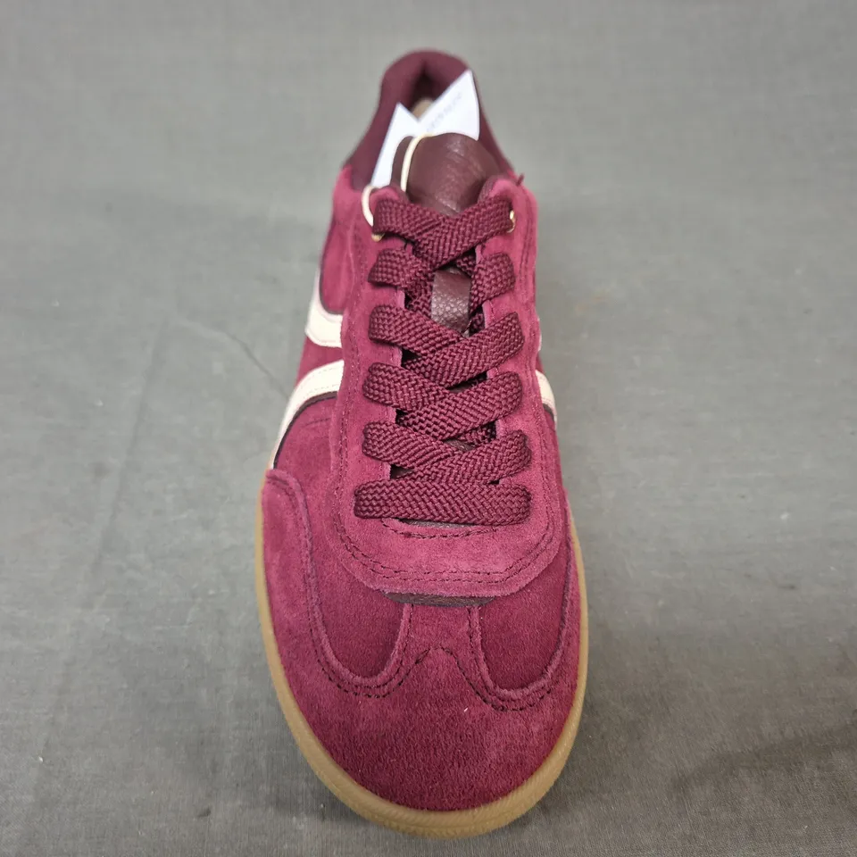 PAIR OF STRADIVARIUS SHOES IN BURGUNDY SIZE UK 5