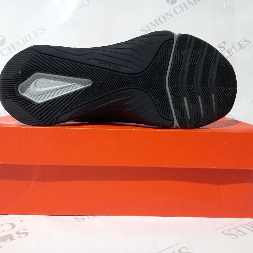 BOXED PAIR OF NIKE METCON 7 SHOES IN WHITE/BLACK/GREY UK SIZE 7