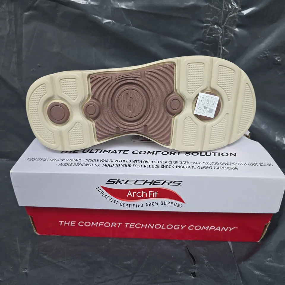 BOXED PAIR OF SKECHERS ARCH FIT IN BROWN SIZE UK 7