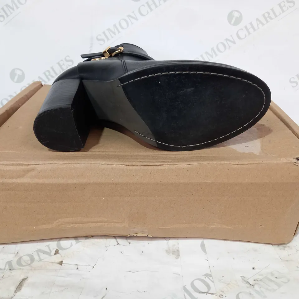 BOXED PAIR OF CARVELA KURT GEIGER BLOCK HEEL BOOTS IN BLACK EU SIZE 37