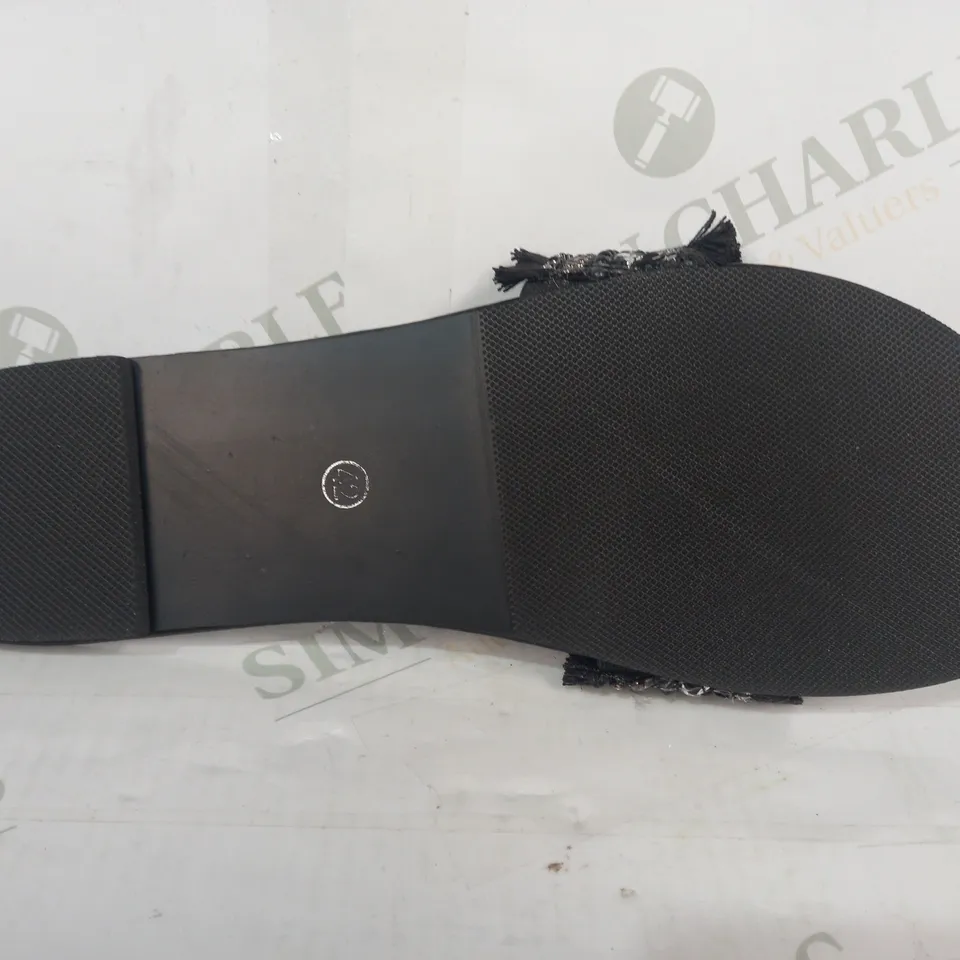 PAIR OF DESIGNER OPEN TOE FLAT SANDALS IN BLACK EU SIZE 42
