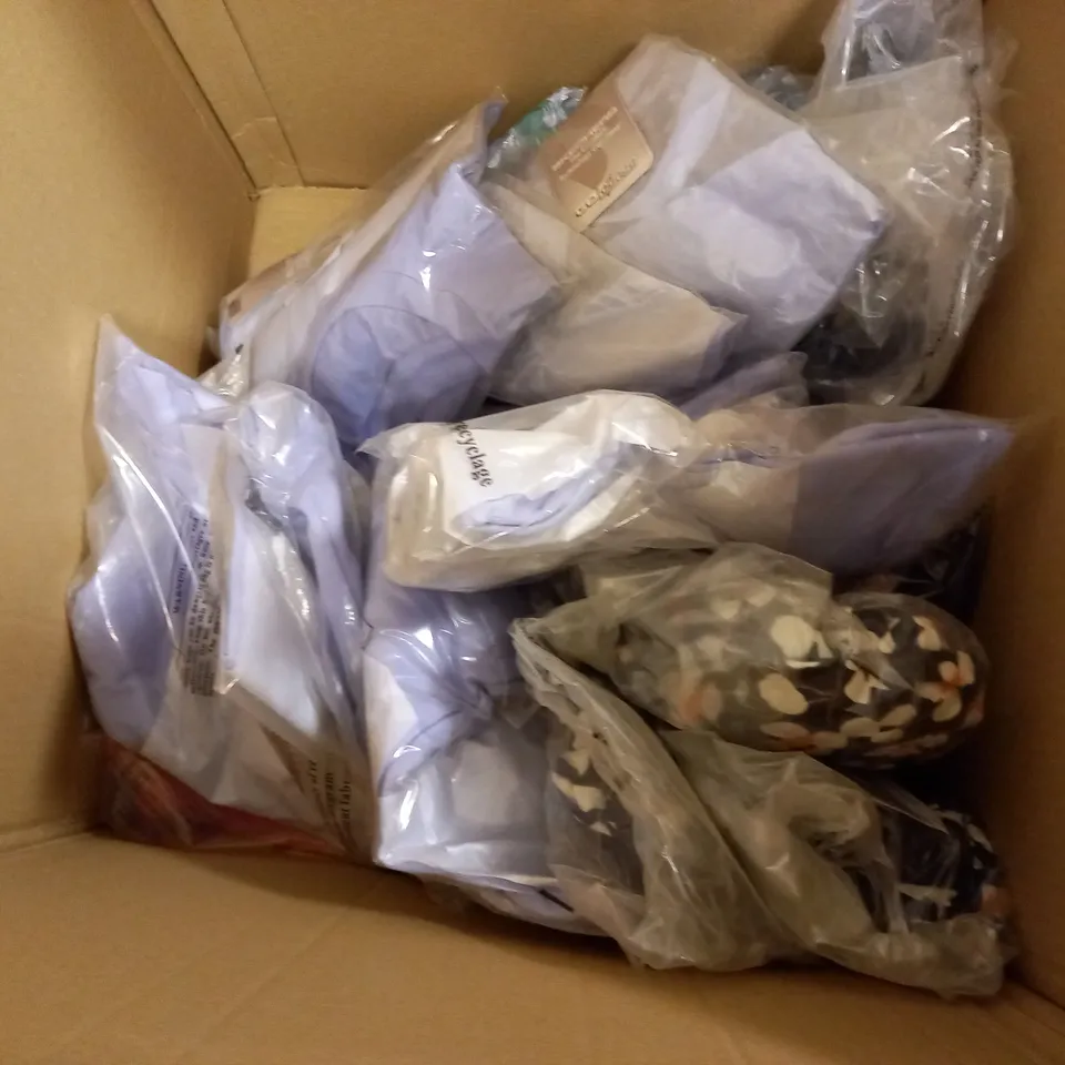BOX OF APPROXIMATELY 10 ASSORTED CLOTHING ITEMS - T-SHIRT , DRESSES
