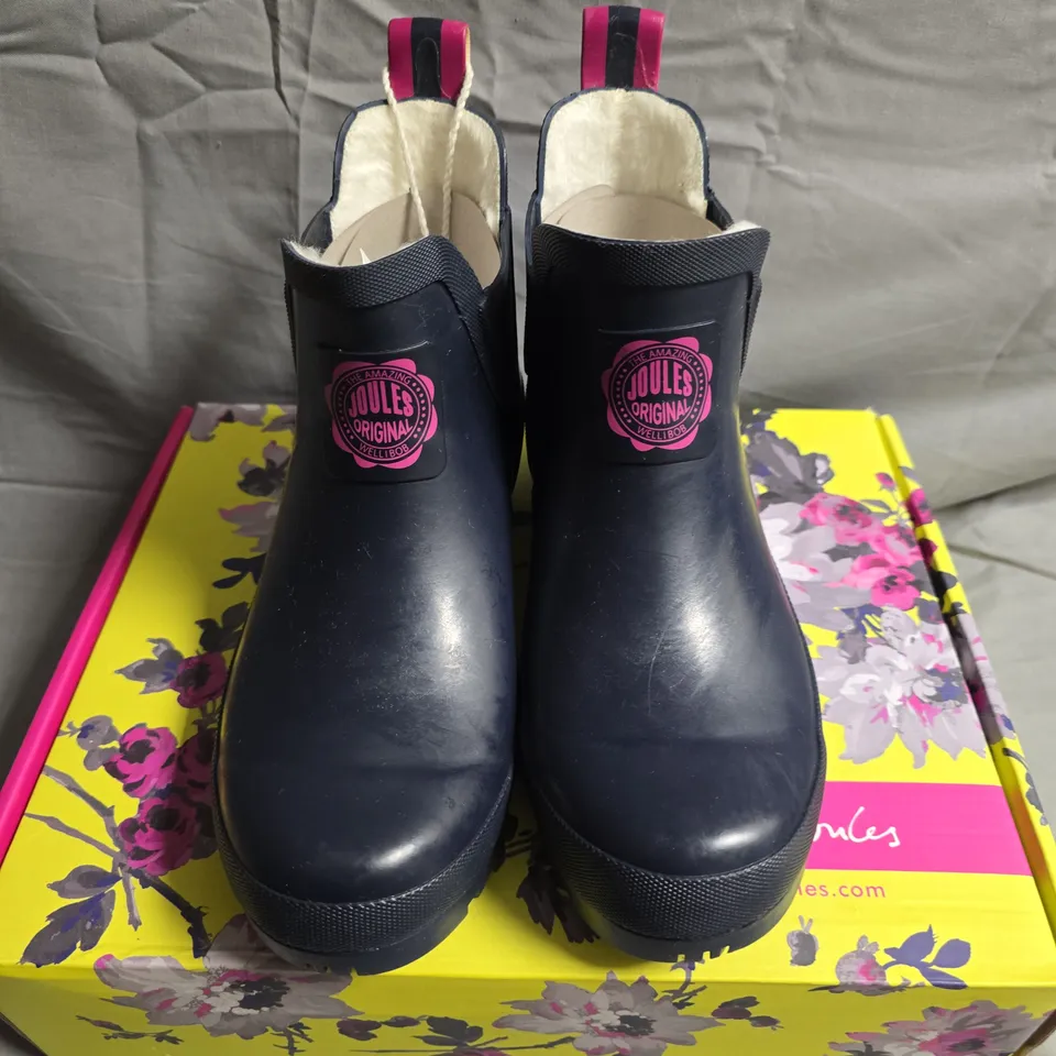 BOXED PAIR OF JOULES KIDS' NAVY WELLIES BOOTS – UK4 (EU37, US6) 