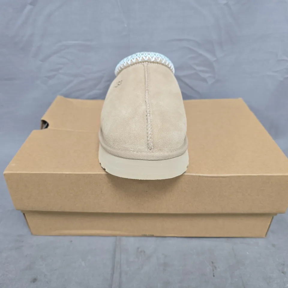 BOXED PAIR OF UGG K TAZZ SHOES IN SAND SIZE UK 4