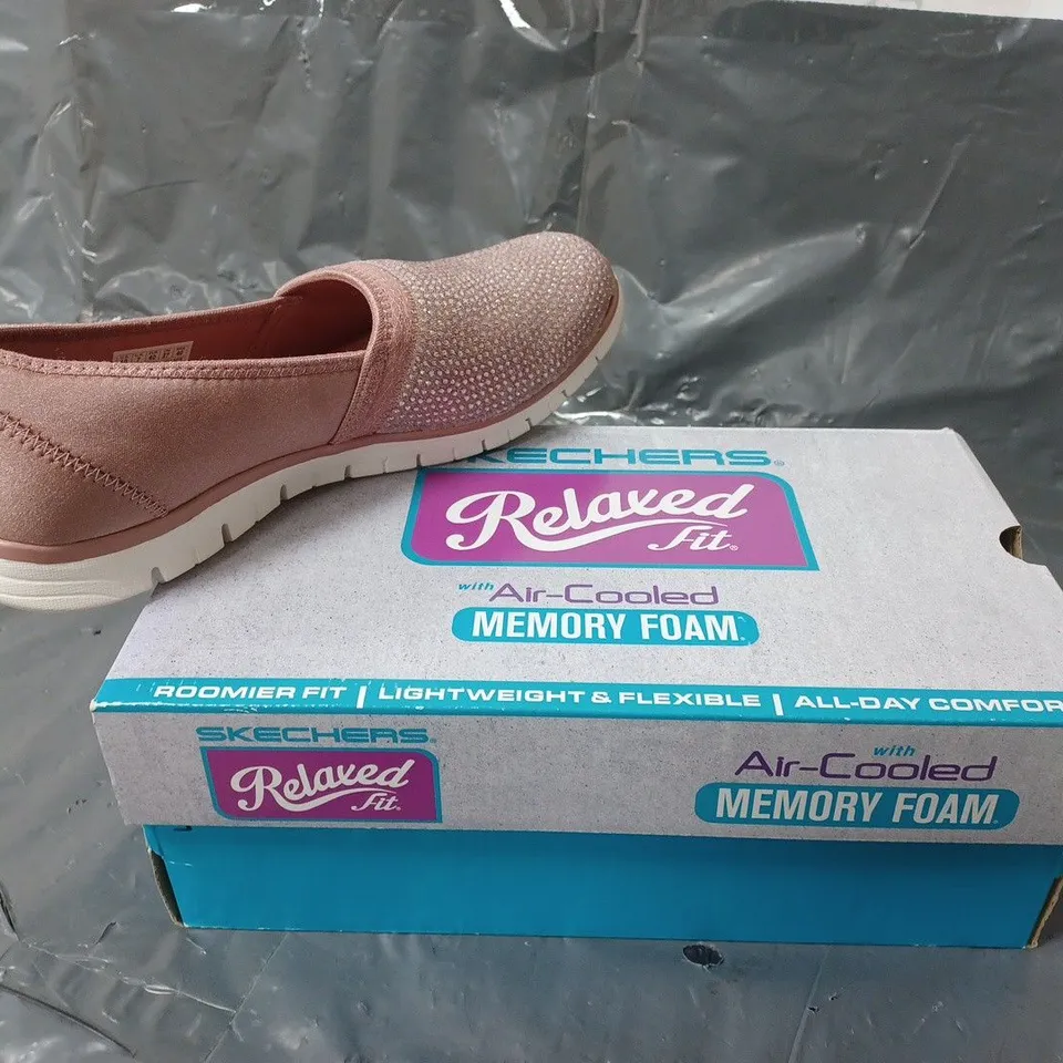 BOXED PAIR OF SKECHERS RELAXED FIT AIR COOLED MEMORY FOAM TRAINERS UK SIZE 7 - PINK - 