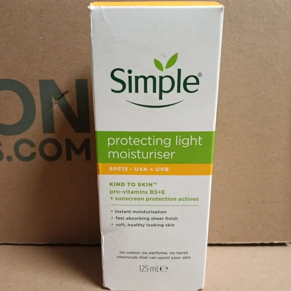 SIMPLE PROTECTING LIGHT MOISTURISER (125ML)