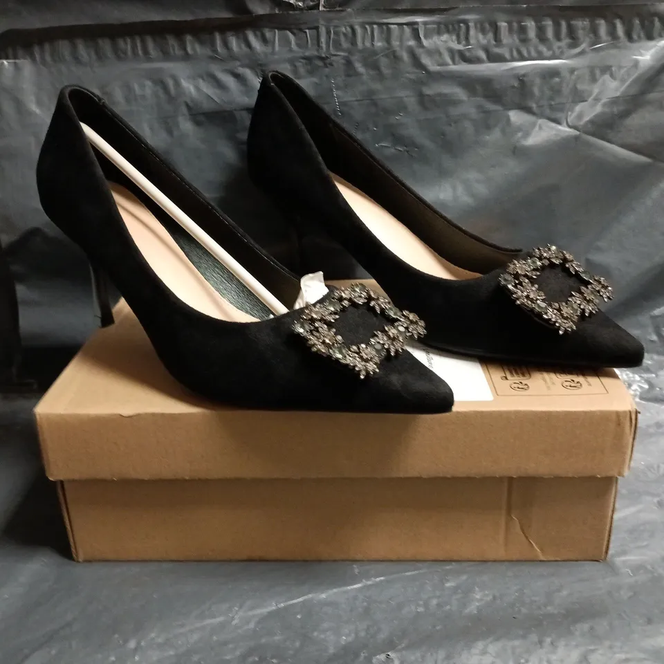 BOXED PAIR OF UNBRANDED POINTED TOE STILETTO HEEL SHOES IN BLACK SIZE EU 41