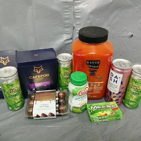 APPROXIMATELY 20 ASSORTED FOOD & DRINK ITEMS TO INCLUDE SAUCE SHOP BUFFALO HOT SAUCE, CAFEPOD COFFEE PACKS, FANTA MELON SODA, ETC - COLLECTION ONLY