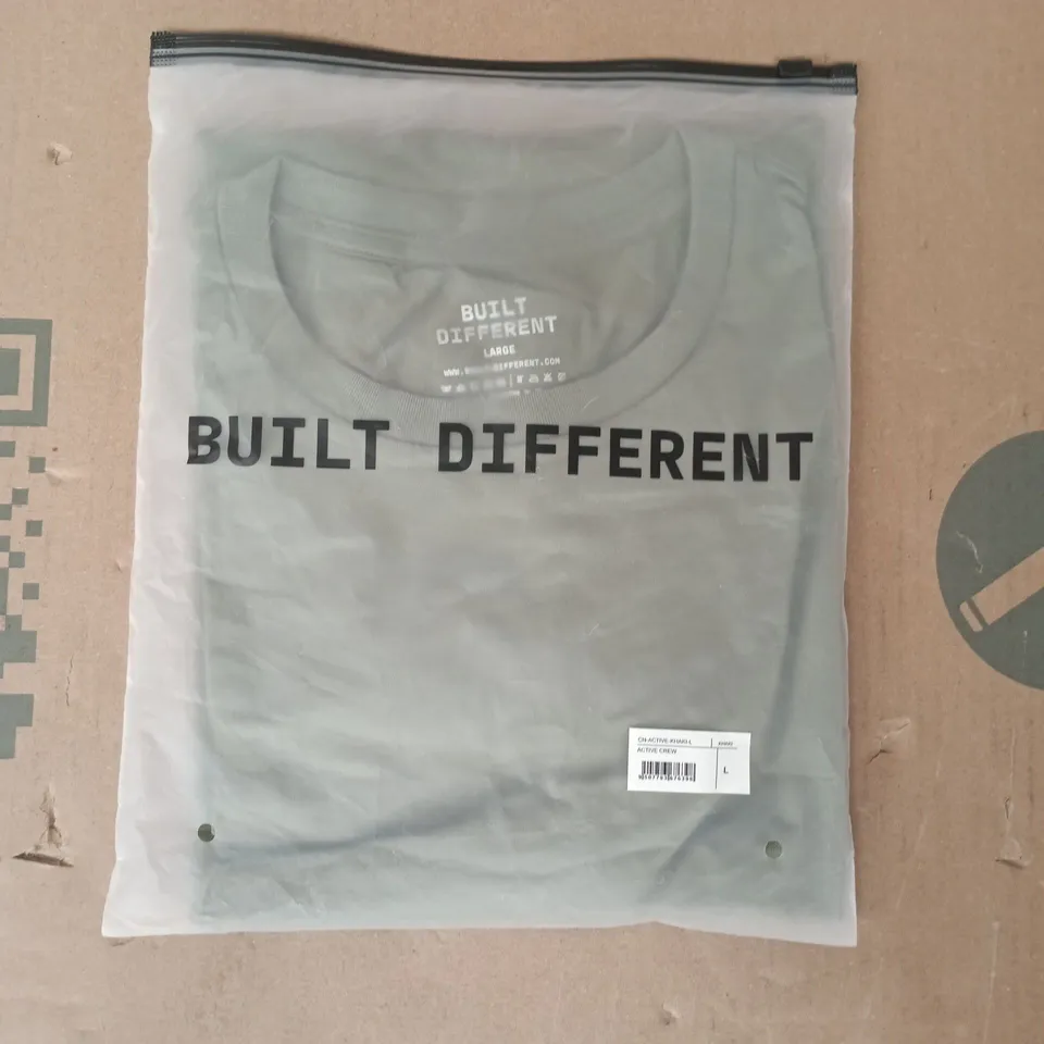BAGGED BUILT DIFFERENT ACTIVE CREW T-SHIRT IN KHAKI SIZE LARGE