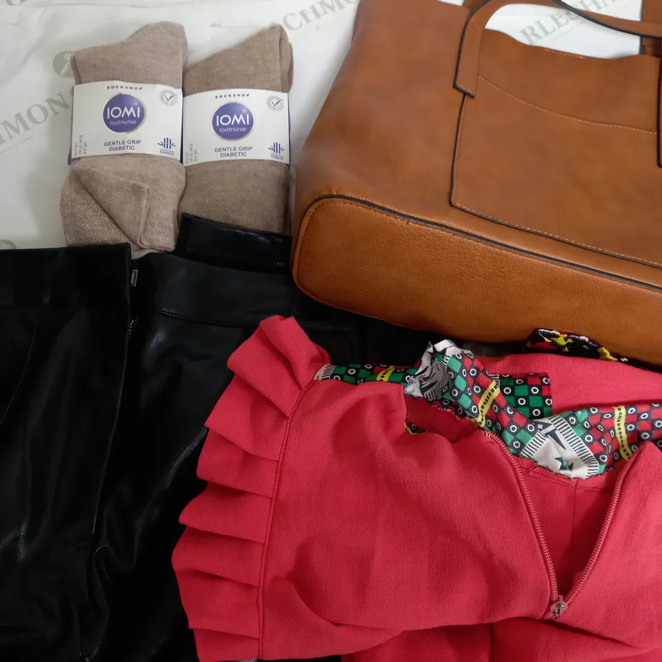 BOX OF APPROXIMATELY 25 ASSORTED CLOTHING ITEMS TO INCUDE - TROUSERS , BAG , SOCKS ETC