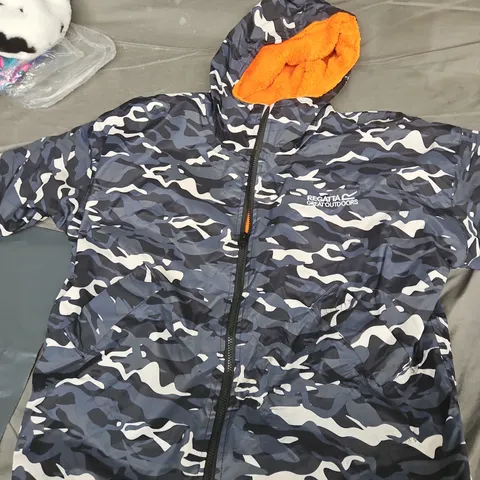 REGATTA GREAT OUTDOORS CAMOUFLAGE JACKET WITH ORANGE FLEECE LINING – HOODED