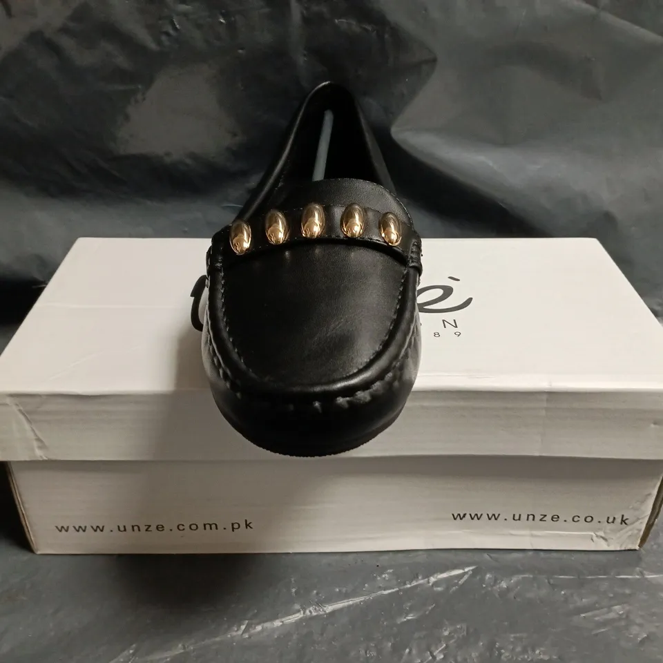 BOXED PAIR OF UNZE SHOES IN BLACK SIZE UK 6