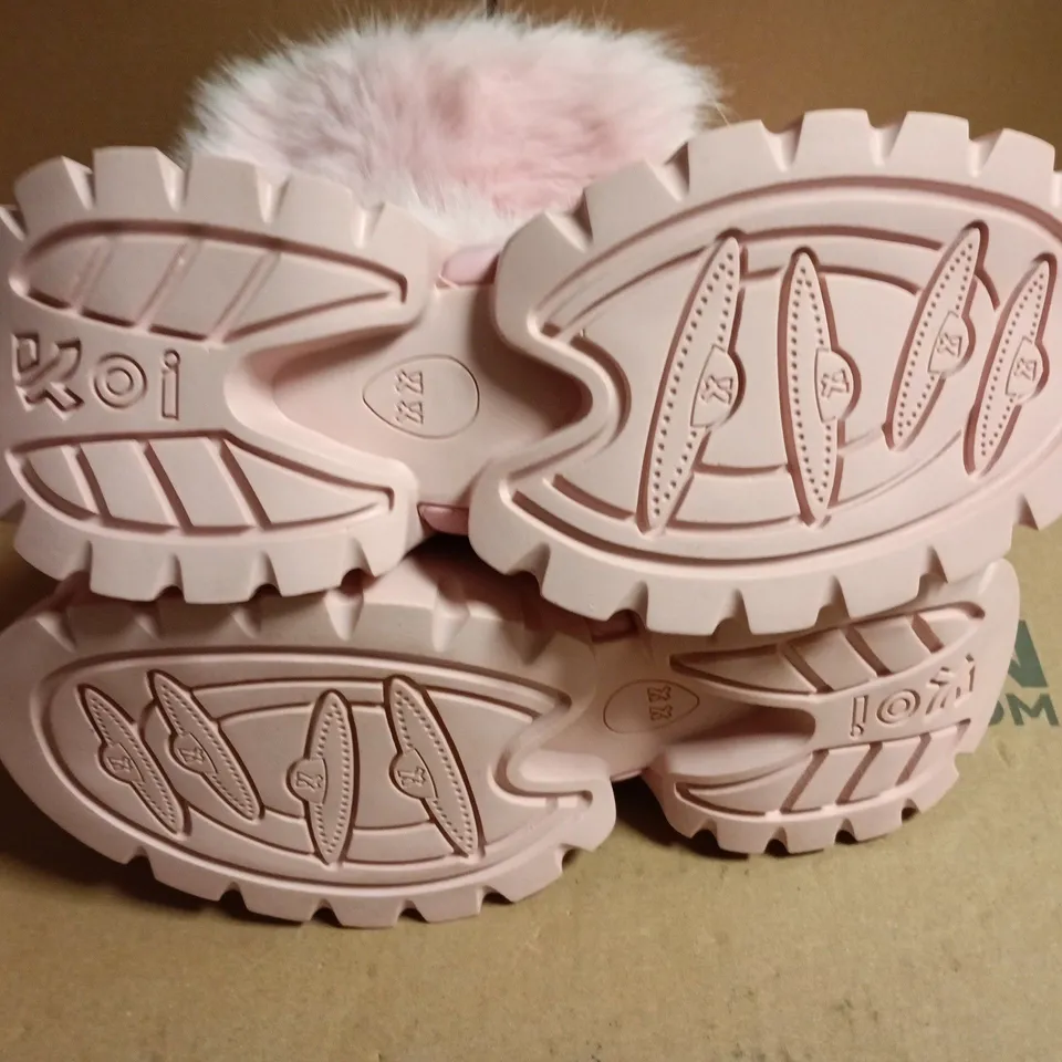 BOXED PAIR OF KOI KAWAII SASQUATCH FLUFFY SNOW BOOTS IN PINK SIZE UK 8