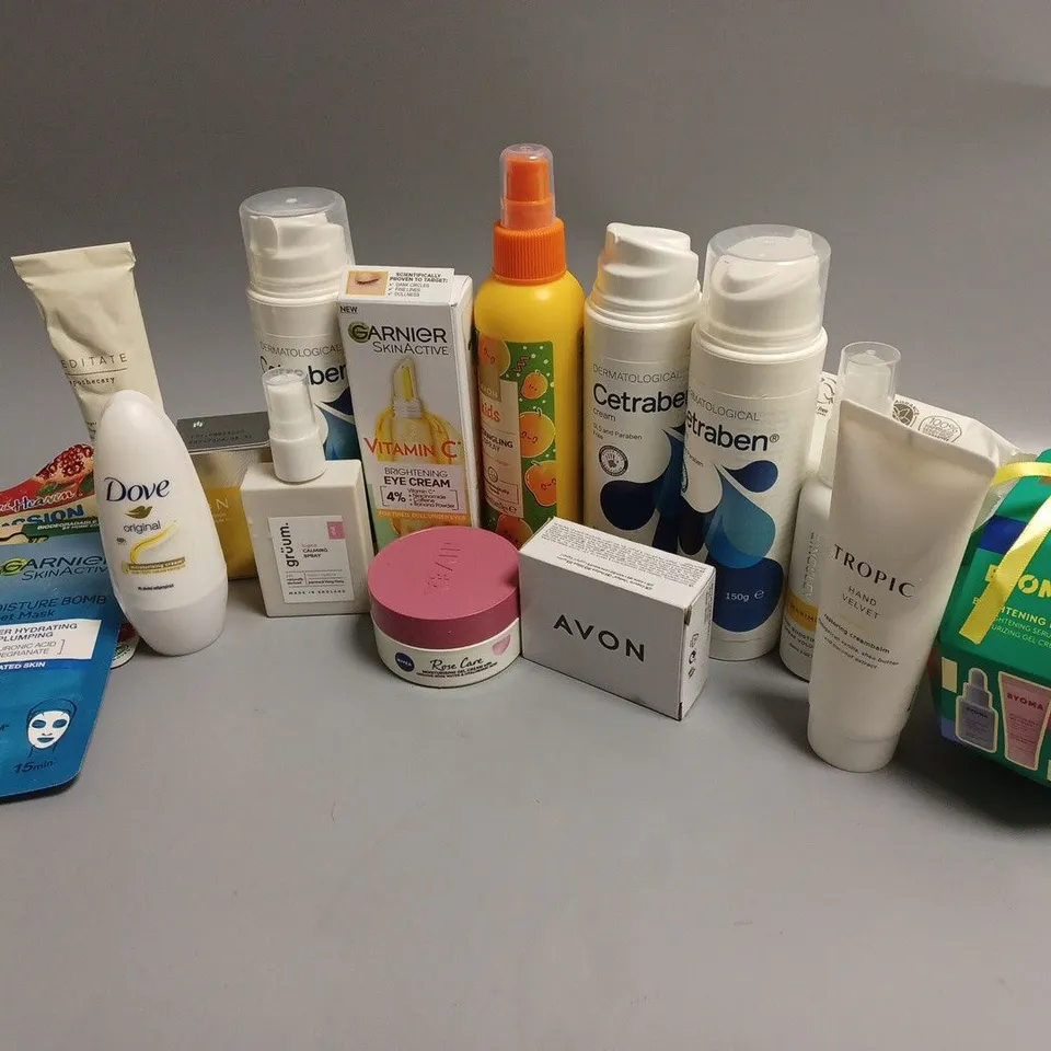 APPROXIMATELY 20 ASSORTED COSMETICS ITEMS TO INCLUDE BYOMA BRGHTENING DUO, CETRABEN CREAM (150g), GARNIER SKINACTIVE VITAMIN BRIGHTENNG EYE CREAM (15ml), ETC