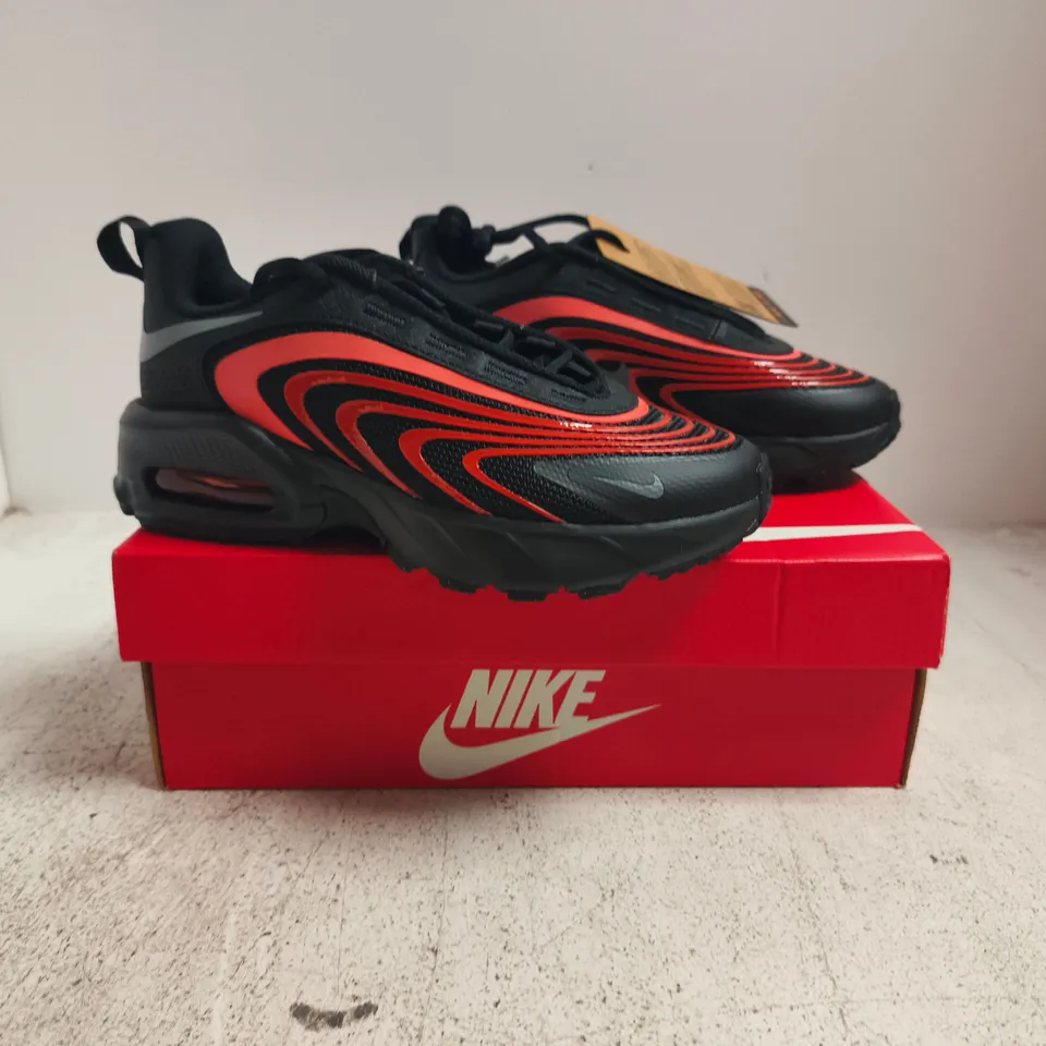 BOXED PAIR OF NIKE AIR FIRE TRAINERS IN BLACK/RED SIZE UK 3
