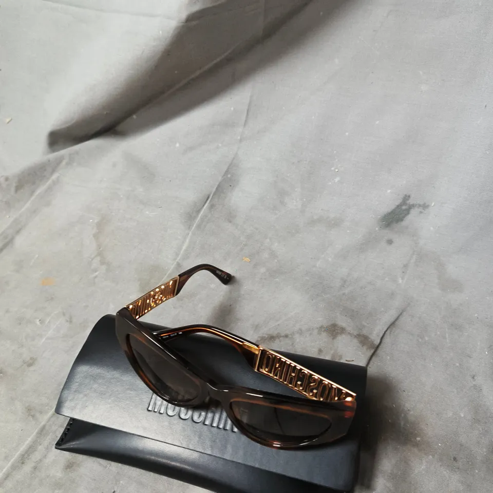 MOSCHINO SUNGLASSES – TORTOISESHELL FRAME WITH GOLD-TONE LOGO ARMS